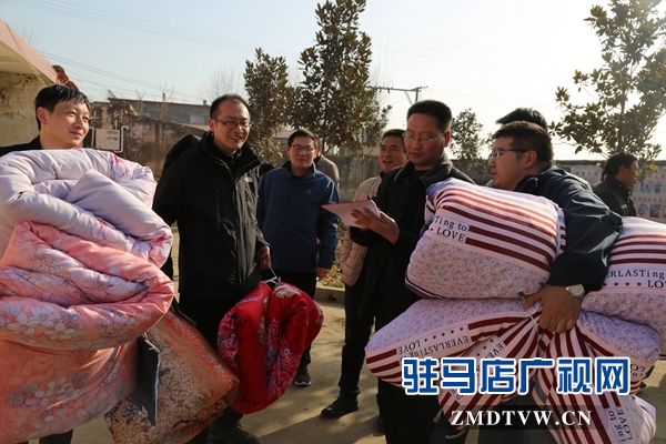 扶貧干警笑逐顏開，攜帶棉被到貧困戶家來(lái)。.JPG
