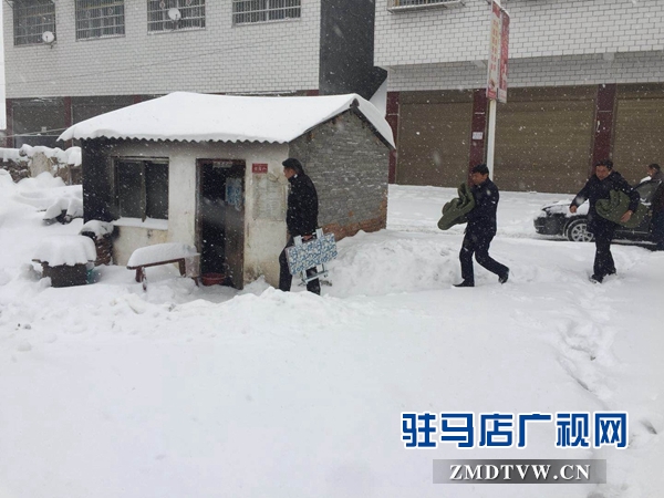 老君廟鎮(zhèn)黨委書記宋應選、鎮(zhèn)長王華冒雪給貧困戶送棉被和餐桌.jpg