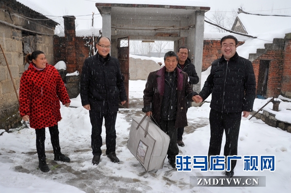 1月6日上午，泌陽法院黨組書記、院長黃依群來到春水鎮(zhèn)看望貧困戶，送溫暖。.JPG