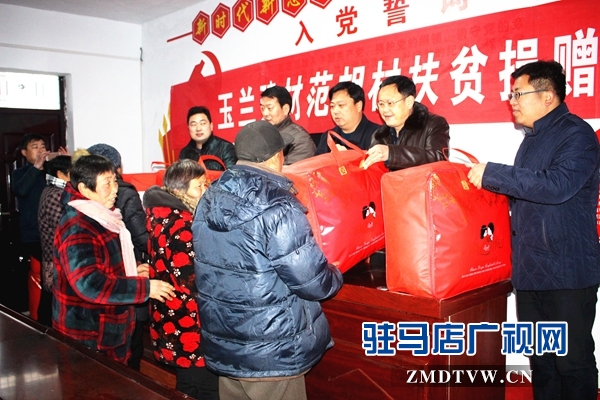 縣政協(xié)主席陳雁飛（左二）、古塔街道黨工委書記施惠杰（右二)、街道辦事處主任張冬（左一）、玉蘭建材有限公司董事長任玉振（右