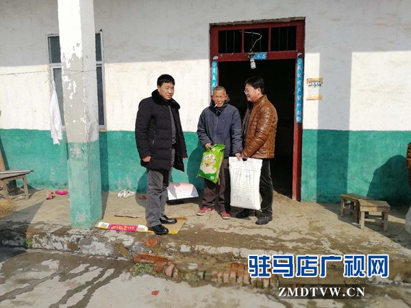 黨組成員、副檢察長胡中慶給貧困戶送年貨.jpg