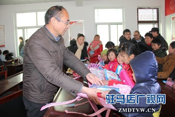 6、李文亮為小學(xué)生發(fā)放禮品.JPG