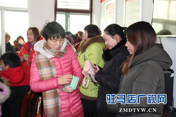 10、為留守婦女發(fā)放宣傳折頁.JPG