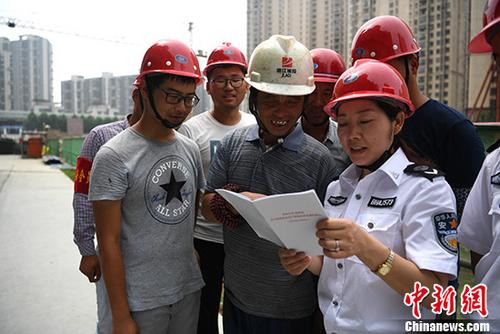 資料圖：安監(jiān)辦工作人員進(jìn)工地給農(nóng)民工普及安全生產(chǎn)知識。<ahttp://www.chinanews.com/'>中新社</a>記者 韓蘇原 攝