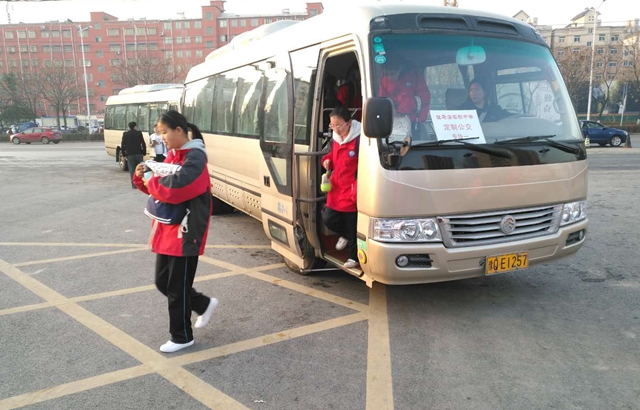駐馬店市開(kāi)通首條中學(xué)專(zhuān)線定制公交