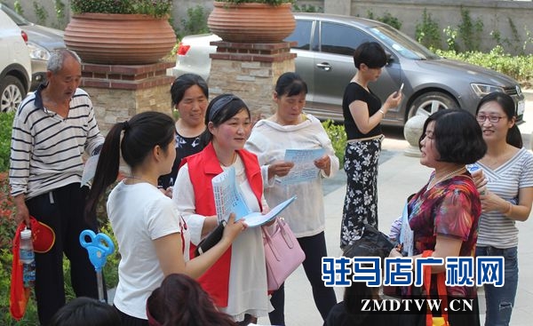 進(jìn)小區(qū)宣傳創(chuàng)文知識(shí)，倡導(dǎo)人人參與。_副本.jpg