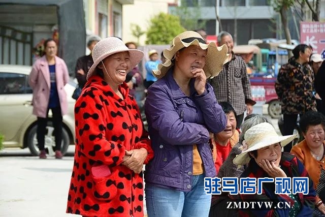 08上蔡優(yōu)秀第一書記事跡搬上舞臺，豫劇現(xiàn)代戲《扶貧天使》今日首演！.jpg