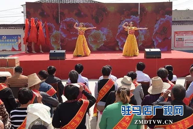 06文明助脫貧！上蔡縣委宣傳部把道德講堂辦到村民家門口.jpg