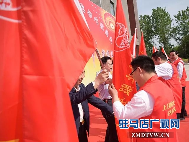 03青春助脫貧，意義不一般！上蔡縣舉行脫貧攻堅(jiān)青年先鋒隊(duì)授旗儀式 .jpg