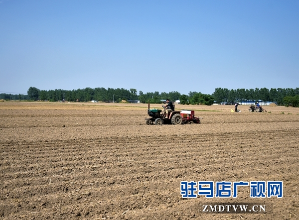 正陽(yáng)縣永興鎮(zhèn)：400臺(tái)“鐵?！睋尫N忙