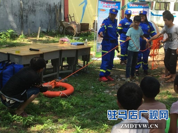 泌陽縣紅會蛟龍救援隊到昌馮小學講防溺知識