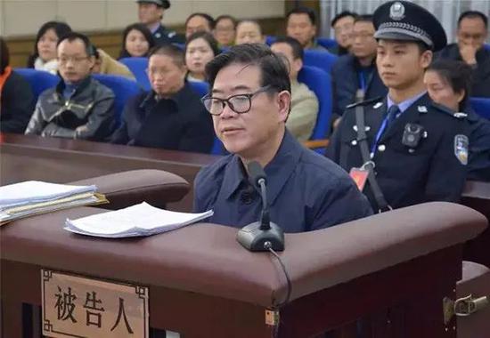 市委書記之妻與其娘家人幫人調(diào)整職務受賄270余萬元