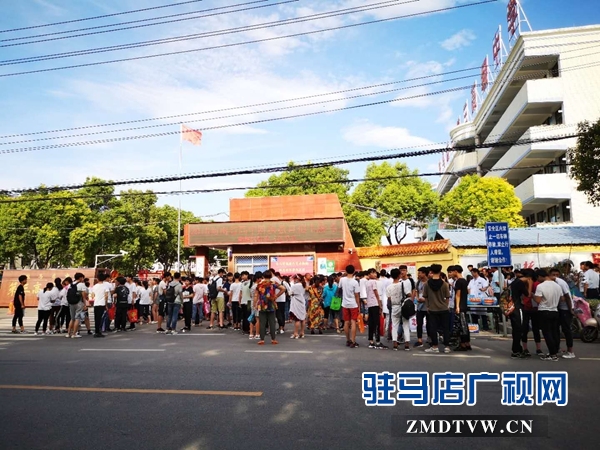 駐馬店民生醫(yī)院愛心送水 祝?？忌八角伞? width=