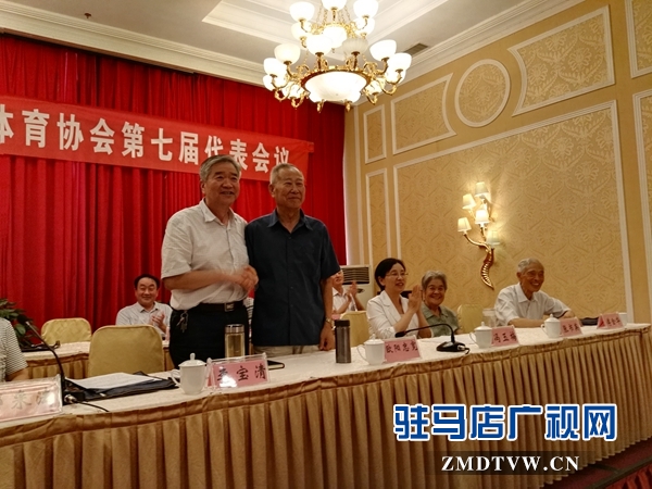 鄧來法當選市第七屆老年人體育協(xié)會主席