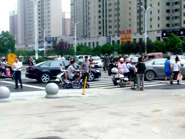 駐馬店皇家一里樓盤銷售員攔截路人是售樓？還是精神打劫？