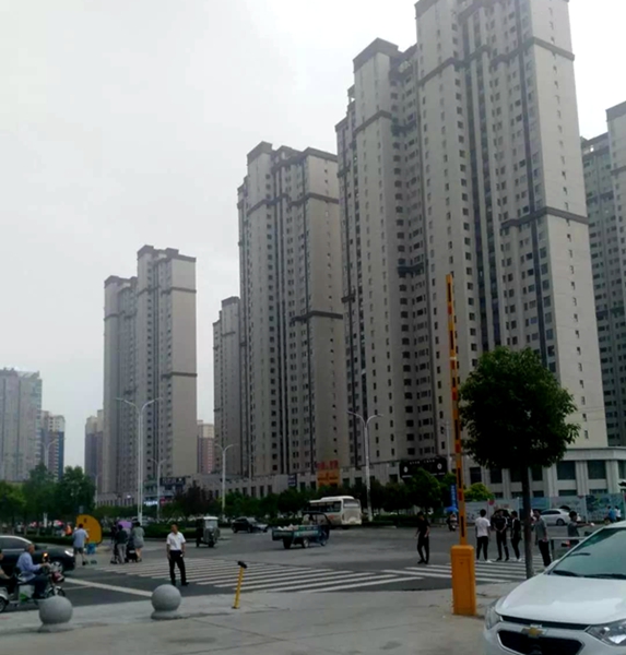 駐馬店皇家一里樓盤銷售員攔截路人是售樓？還是精神打劫？