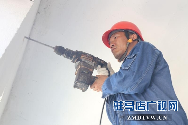 泌陽(yáng)縣供電公司為12家貧困戶送光明