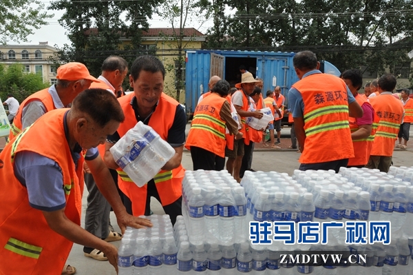 正陽(yáng)縣總工會(huì)為一線工人“送清涼”