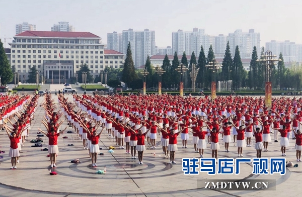 2000余名廣場舞愛好者齊聚天中廣場秀風(fēng)采