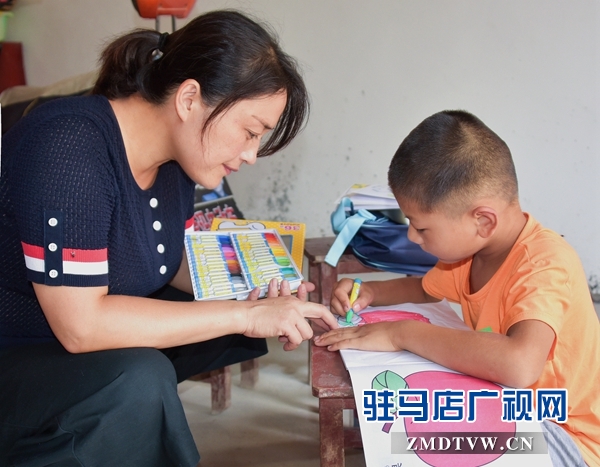 “阿姨，俺給您說個悄悄話”