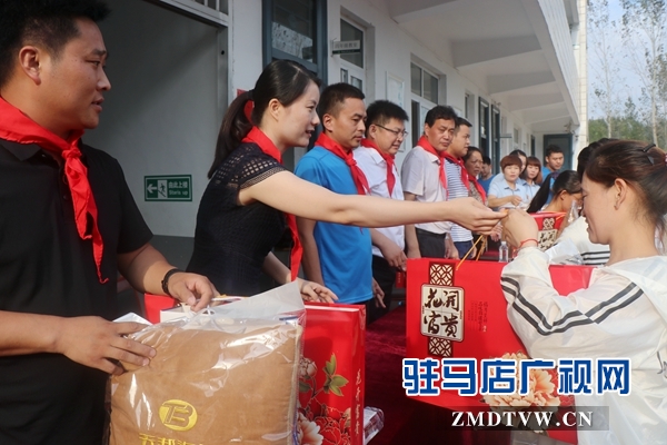 “情系教師節(jié) 慰問暖人心”愛心捐贈走進靳莊小學(xué)