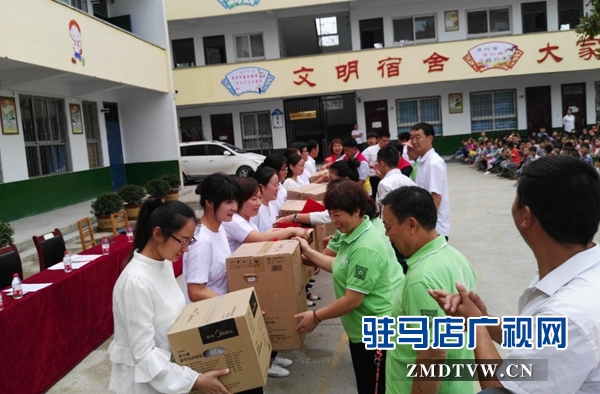 天中義工聯(lián)合會聯(lián)合愛心企業(yè)開展第34個教師節(jié)慶?；顒? /></p>
<p>當天上午10點多，駐馬店市天中義工聯(lián)合會協(xié)同駐馬店有道汽車銷售服務有限公司、泌陽錦城汽貿(mào)一起來到泌陽縣高邑鄉(xiāng)中心小學，帶著真情厚意和節(jié)日祝福，看望慰問那里的老師和同學們，并舉行了隆重的“最美鄉(xiāng)村教師頒獎暨關(guān)愛留守兒童”的慶祝活動，為獲得“最美鄉(xiāng)村教師”榮譽稱號的10名老師們送去了電飯煲、壓力鍋等獎品，還為36名貧困留守兒童特意準備了含有水杯、學習文具等內(nèi)容的“溫暖包”，讓辛勤工作在一線的老師和同學們感到了深深的暖意。</p>
<p style=