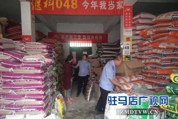 泌陽(yáng)縣春水工商質(zhì)監(jiān)所凈化秋季農(nóng)資市場(chǎng)
