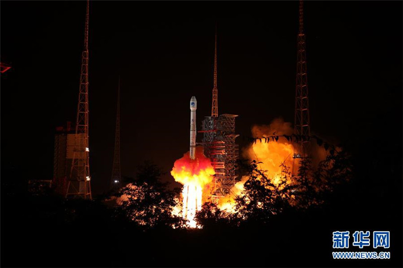 9月19日22時(shí)07分，我國(guó)在西昌衛(wèi)星發(fā)射中心用長(zhǎng)征三號(hào)乙運(yùn)載火箭（及遠(yuǎn)征一號(hào)上面級(jí)），以“一箭雙星”方式成功發(fā)射兩顆北斗導(dǎo)航衛(wèi)星。 新華社發(fā)（梁珂巖 攝）