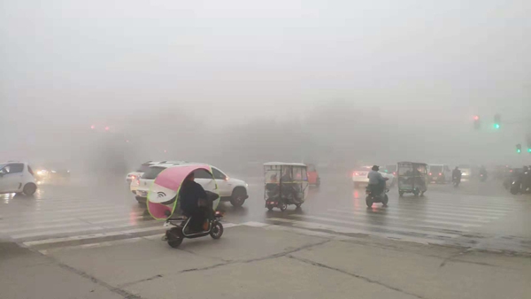 駐馬店市氣象臺發(fā)布霾橙色預警 中心城區(qū)大霧鎖城