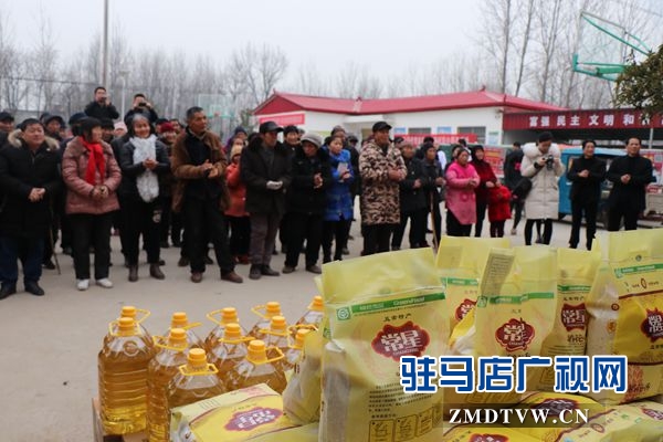 團(tuán)市委聯(lián)合市青年商會(huì)為貧困戶送溫暖