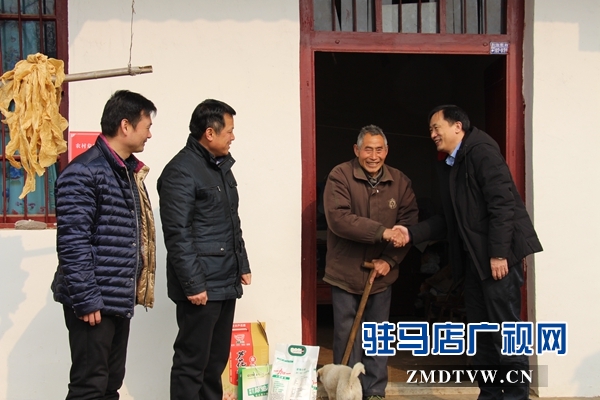 駐馬店廣播電視臺(tái)到幫扶村慰問困難群眾