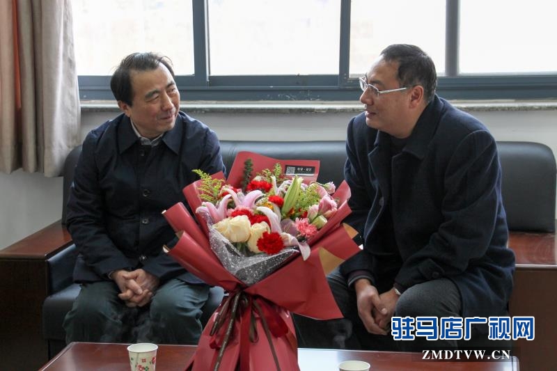 戚存杰到駐馬店廣播電視臺(tái)慰問(wèn)拔尖人才