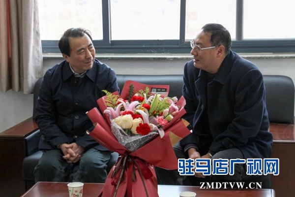 戚存杰到駐馬店廣播電視臺(tái)慰問拔尖人才