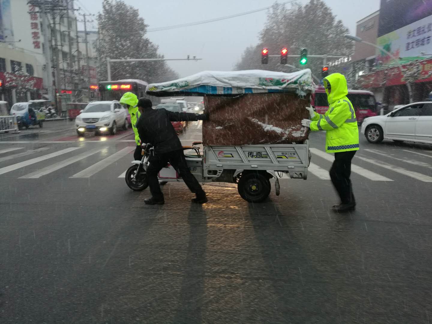 駐馬店市雪松派出所啟動惡劣天氣預案防止交通擁堵
