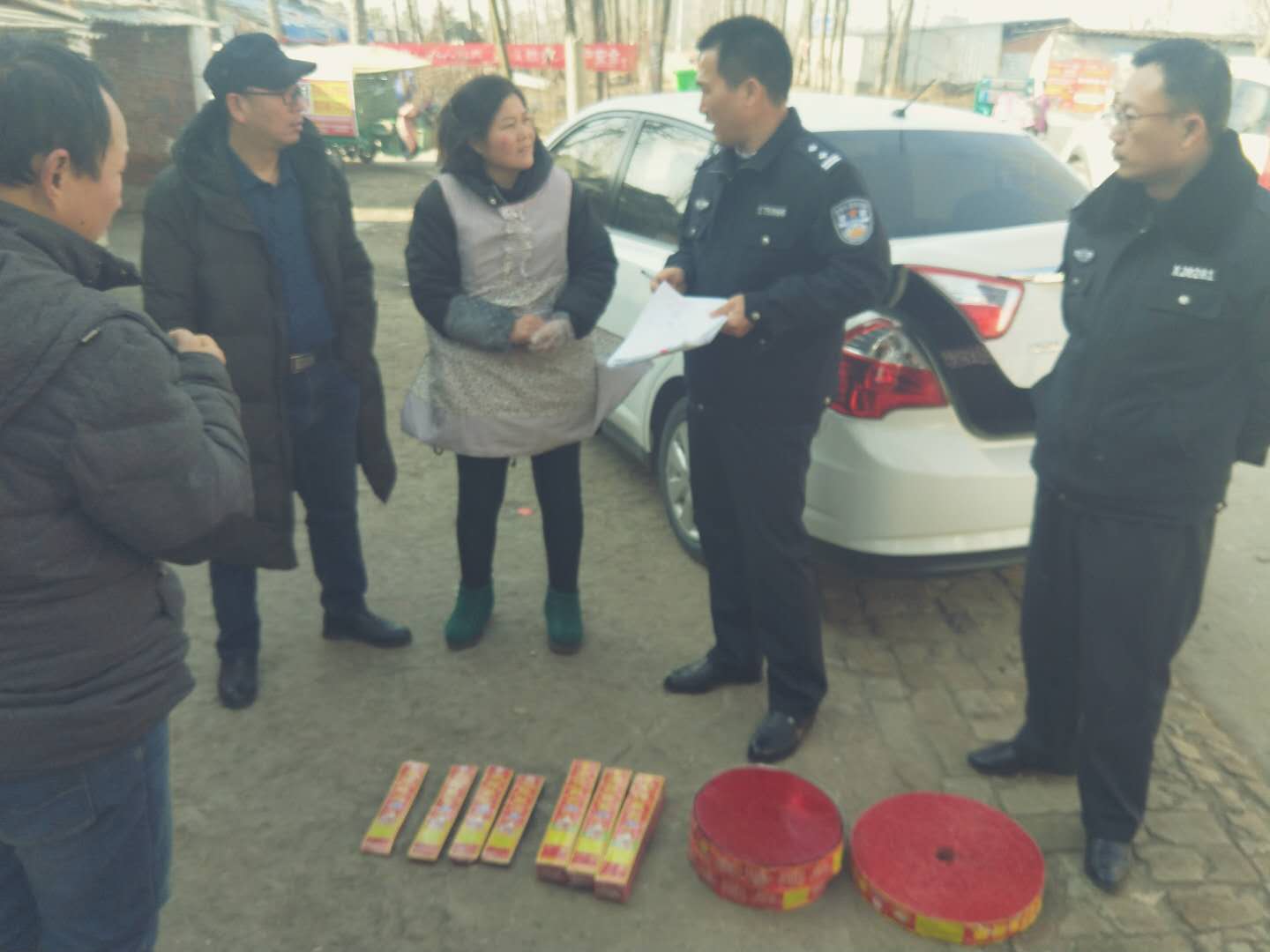 駐馬店東高派出所社區(qū)民警繳獲危爆物品