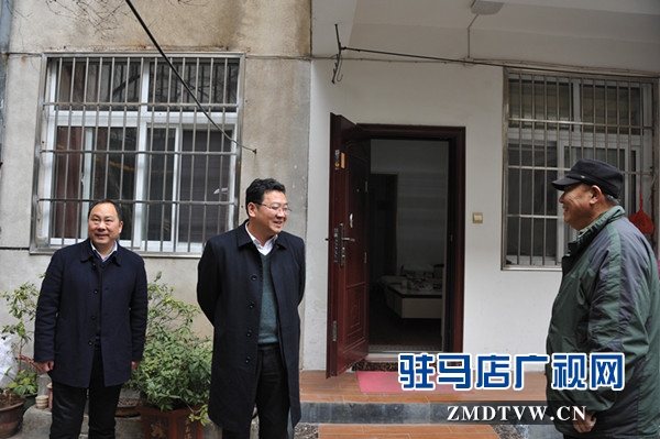  中原銀行駐馬店分行黨委書記、行長(zhǎng)萬(wàn)三華一行走訪慰問(wèn)困難職工
