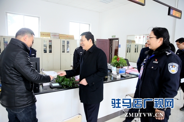 （2）市政府副市長郭淵（中）新年上班第一天前往出入境大廳看望值班民警給大家拜年，并接待上班第一天第一人辦理港澳通行證的劉