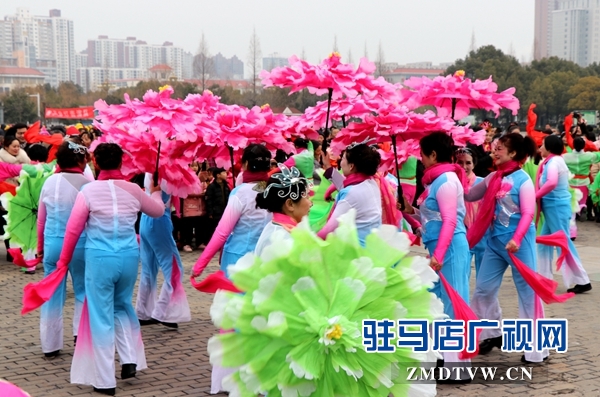 舞龍、耍獅、扭秧歌 駐馬店民間藝術(shù)展演吸引數(shù)千市民圍觀