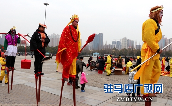 舞龍、耍獅、扭秧歌 駐馬店民間藝術(shù)展演吸引數(shù)千市民圍觀