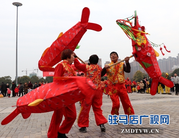 舞龍、耍獅、扭秧歌 駐馬店民間藝術(shù)展演吸引數(shù)千市民圍觀