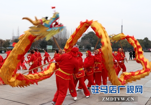 舞龍、耍獅、扭秧歌 駐馬店民間藝術(shù)展演吸引數(shù)千市民圍觀