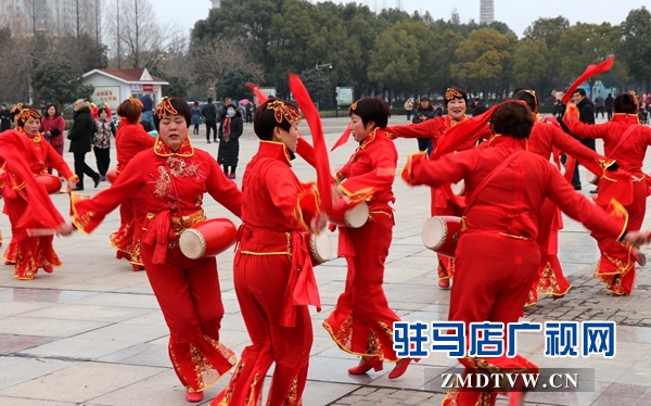 舞龍、耍獅、扭秧歌 駐馬店民間藝術(shù)展演吸引數(shù)千市民圍觀