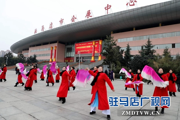 舞龍、耍獅、扭秧歌 駐馬店民間藝術(shù)展演吸引數(shù)千市民圍觀
