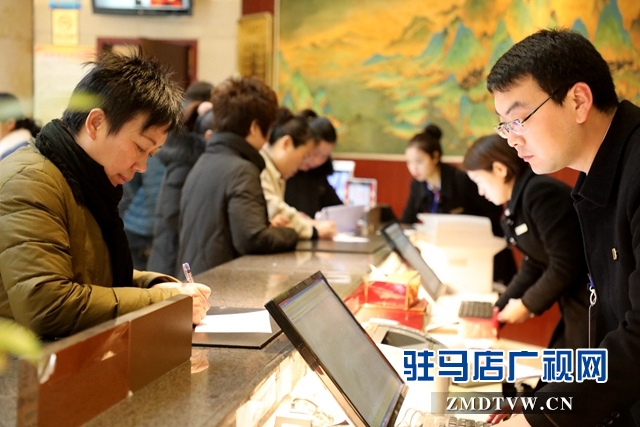 出席駐馬店市四屆人大四次會(huì)議的人大代表陸續(xù)報(bào)到