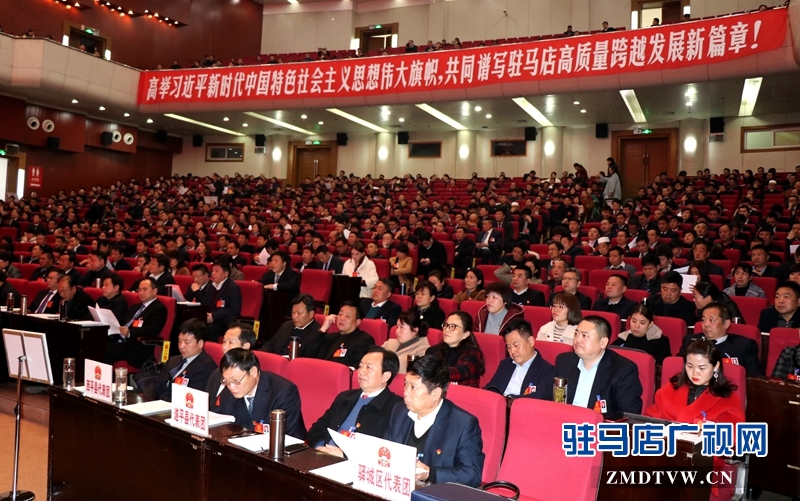 與會人大代表、政協(xié)委員聆聽工作報告