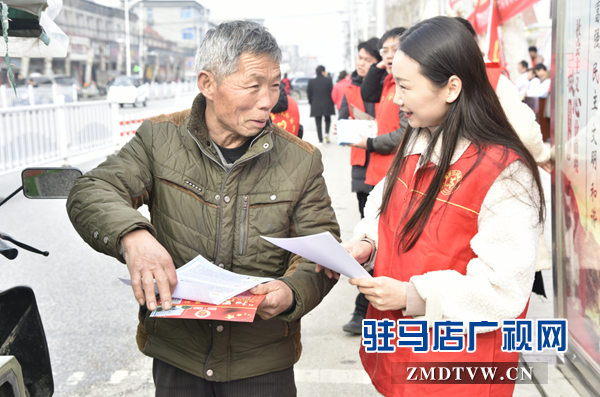  泌陽縣法院開展“雷鋒日普法宣傳服務(wù)”活動(dòng)