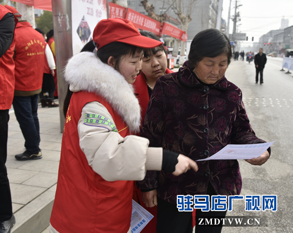  泌陽縣法院開展“雷鋒日普法宣傳服務(wù)”活動(dòng)