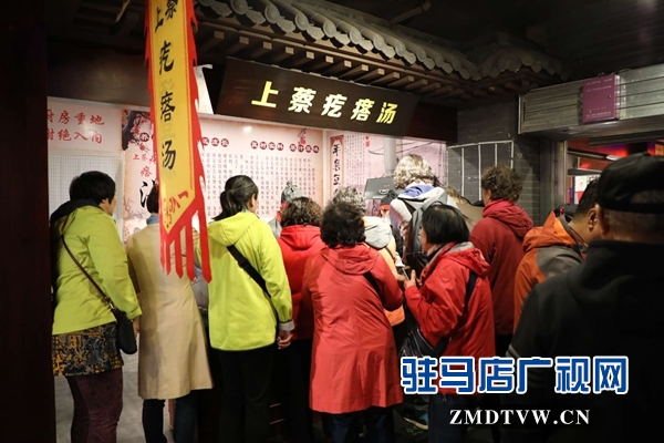 800名北京游客游覽嵖岈山、皇家驛站、天中老街等景區(qū)后爭相搶購駐馬店名優(yōu)土特產(chǎn)