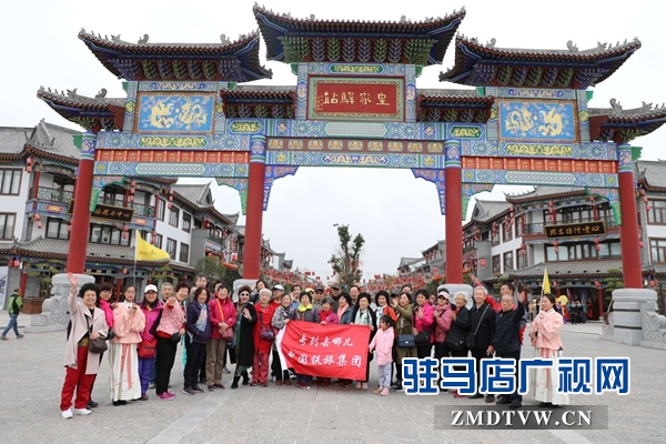 800名北京游客游覽嵖岈山、皇家驛站、天中老街等景區(qū)后爭相搶購駐馬店名優(yōu)土特產(chǎn)