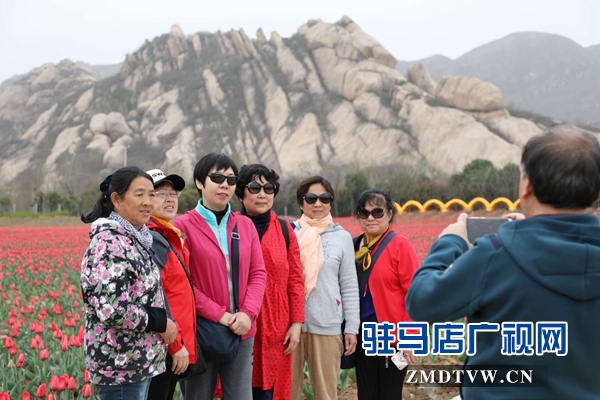 800名北京游客游覽嵖岈山、皇家驛站、天中老街等景區(qū)后爭相搶購駐馬店名優(yōu)土特產(chǎn)